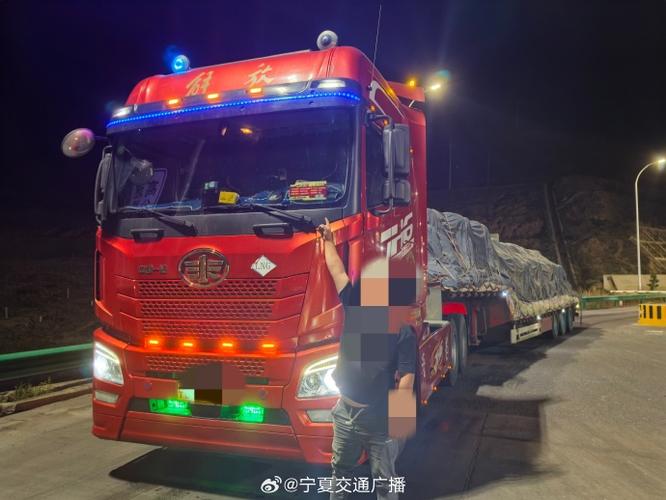 夜間卡車貨運夜間卡車貨運圖片