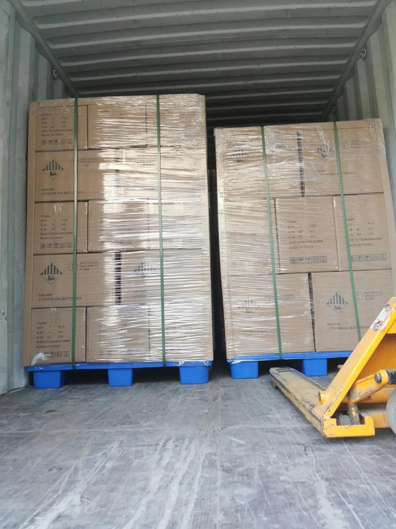 貨運拉電瓶拉貨的電瓶